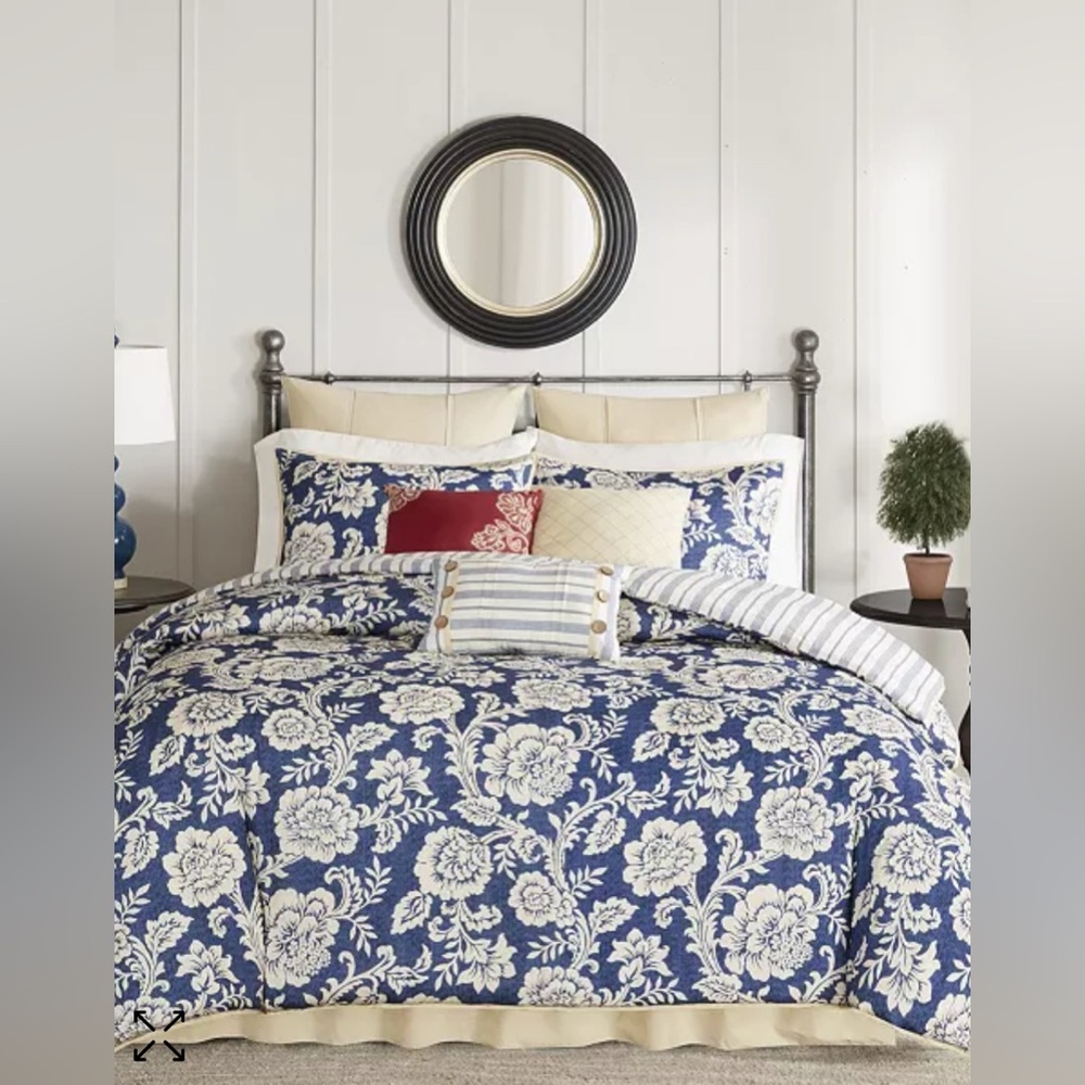 Madison Park 8 piece (no red pillow) Queen reversible duvet set